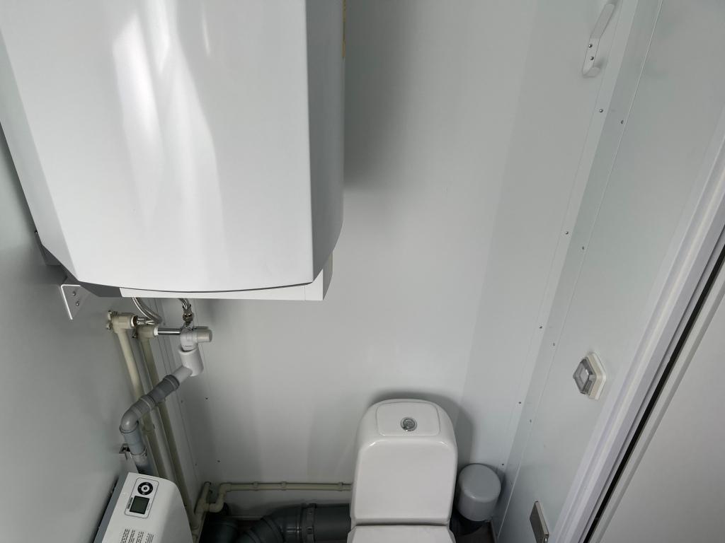 Beboelsescontainer fra Containex, indeholder toilet med bad samt en gang, og et større rum med tekøkken