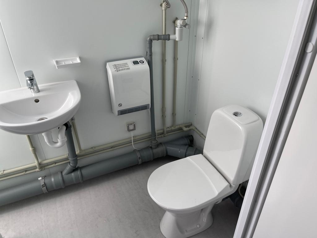 Beboelse fra Containex, indeholder toilet med bad samt en gang, og et større rum med tekøkken