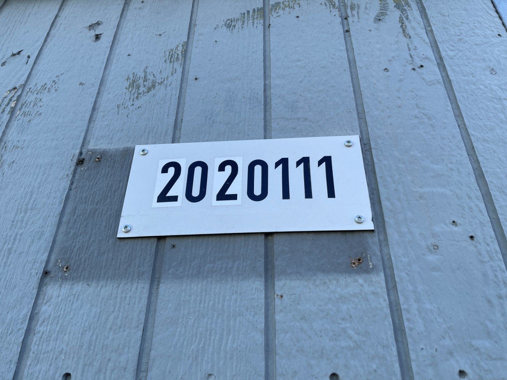 Pavillon med identifikationsnummer 2020111. På billedet ses identifikationsnummeret.