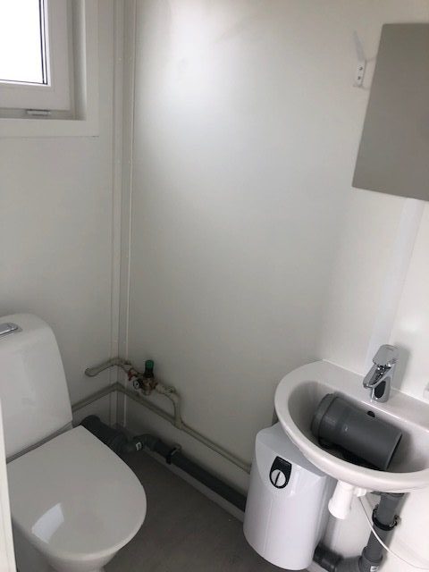 Beboelsescontainer med minikøkken og toilet. På billedet ses toilettet. 092179365