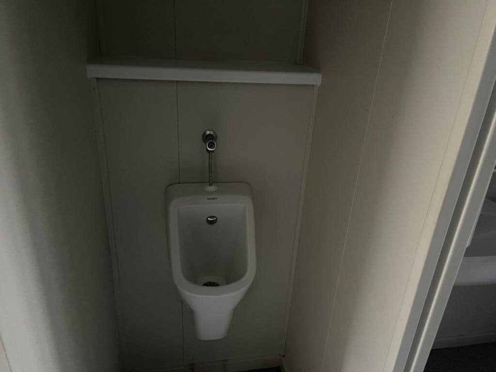 Omklædningsmodul til 20 personer - indeholder toilet, vaske og skabe til 20 personer. På billedet ses urinal.