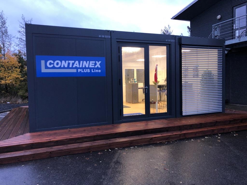 CONTAINEX PLUS Line kontor med sanitetsmodul der indeholder toilet og bad. Bygningen består af 3 moduler der er 6 x 2,4 x 3 meter hver. Der er toilet, bad, AC, lys og varme. Modulet er fra 2021.