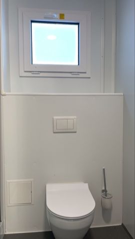 Containex PLUS LINE kontorbygning med toilet og bad. De 3 moduler har numrmer: 012137461, 012137462, 012137463. På billedet ses bygningen indefra