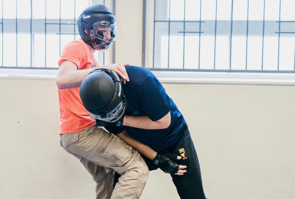 Lächelt nur unter dem Helm: unser Trainer Sebastian; hier beim Training mit Micha.