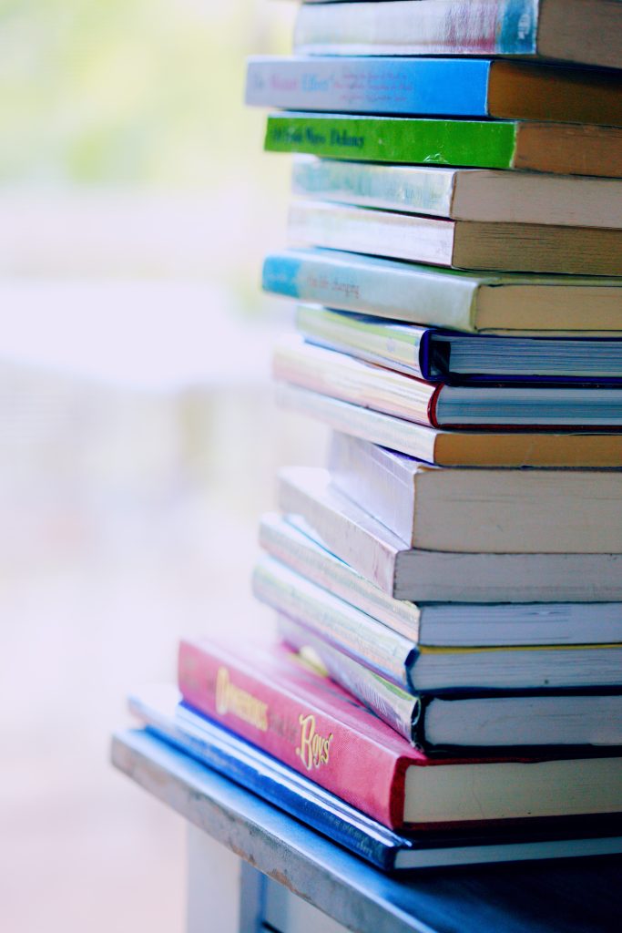 Op deze foto zie je een stapel boeken, die weergeeft wat een EMDR practioner moet doen om deze registratie te behalen