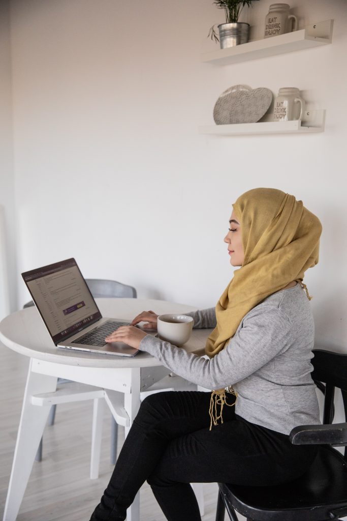 Op deze foto zie je een vrouw achter een laptop zitten. Mogelijk volgt ze via haar laptop online traumabehandeling.