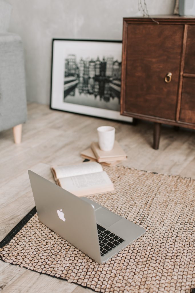 Op deze foto zie je laptop. Het weergeeft het studeren voor psychologenpraktijk Pilar