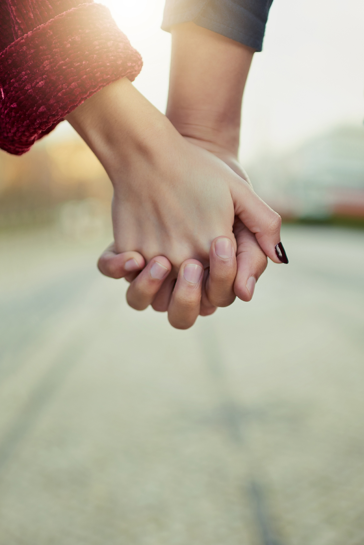 At finde hinanden igen. Støtte og holde fast i hinandens hænder, giv ikke slip på det vi har.