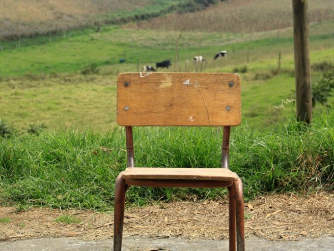 Billede af stol foran mark