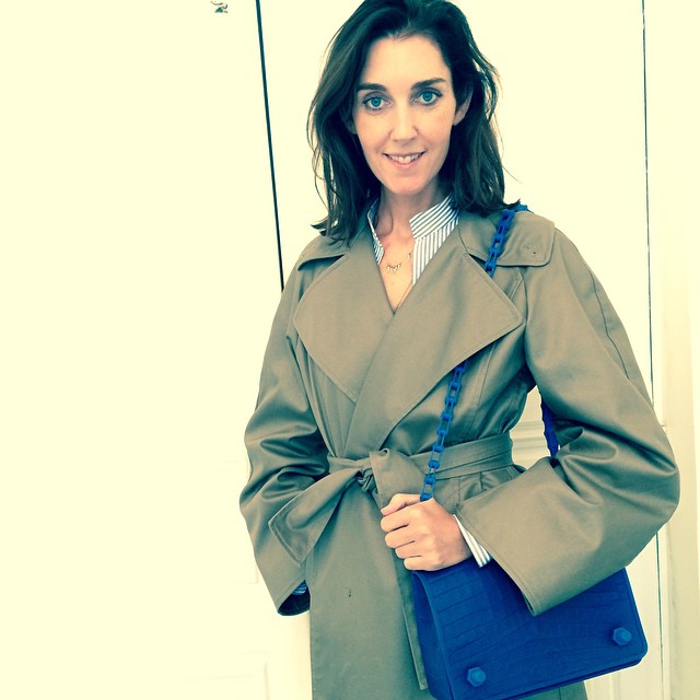 The very chic Caroline @christianssonparis wearing her new Ek Thongprasert @ekthongprasert blue silicone bag and RENE'by Rene Storck trench #paris #fashion #accessories #colors #parisfashionweek