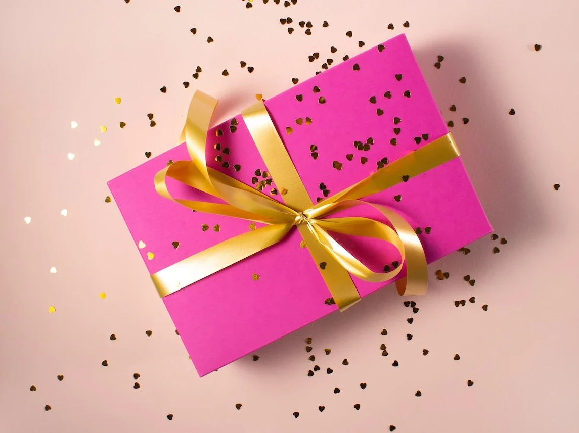 cropped-cadeau-rectangle-rose-fluo-ruban-dore-confetti.webp