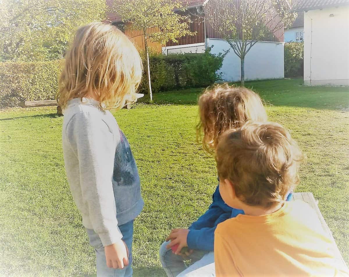 Garten im kinder nackt Kinder bei