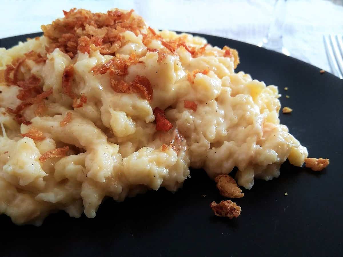 Julie von Puddingklecks stellt dir in ihrem Großfamilienblog ein einfaches Rezept für die perfekten Kässpatzen vor. Leicht umzusetzen, vegetarisch und einfach nur lecker
