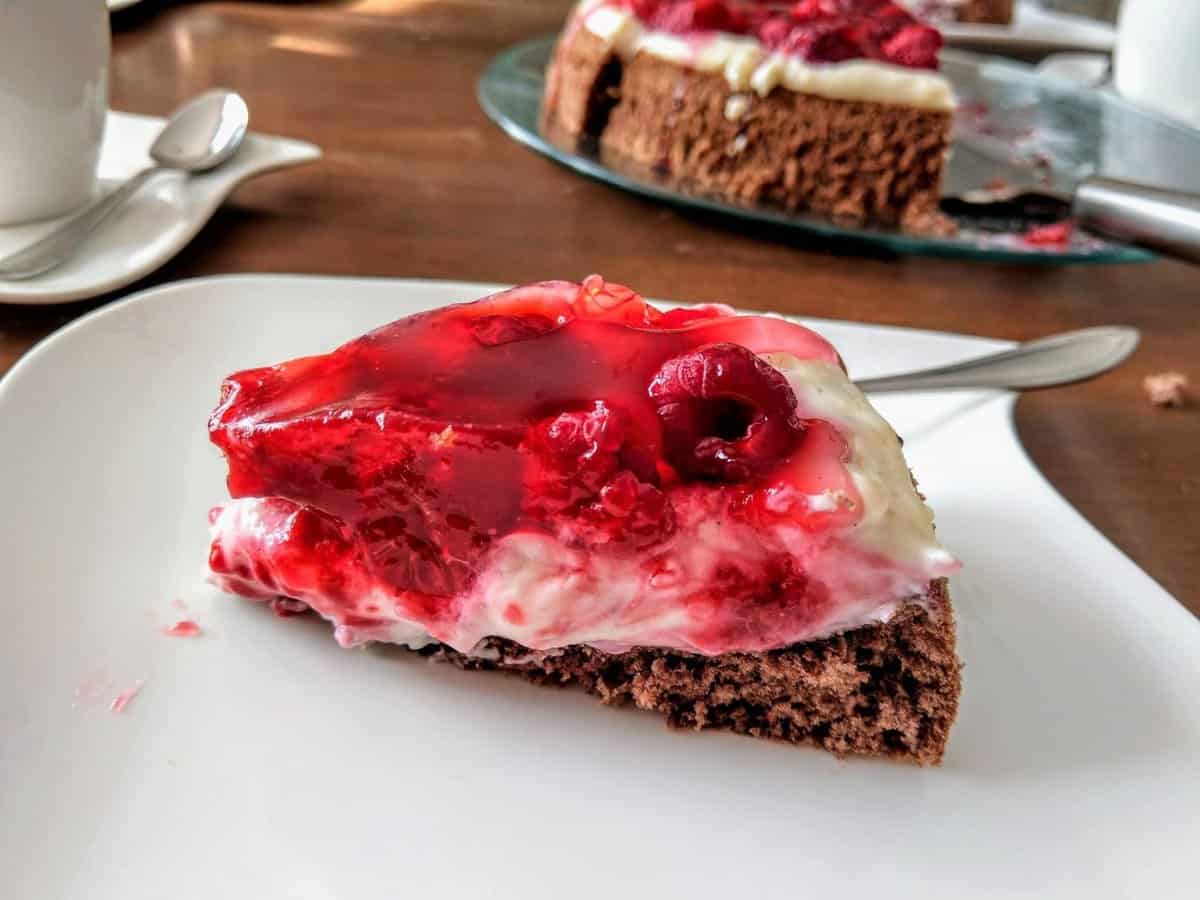 Himbeerkuchen mit Schokoladenbiskuitboden und Vanillepuddingschicht - Backen wie die Oma