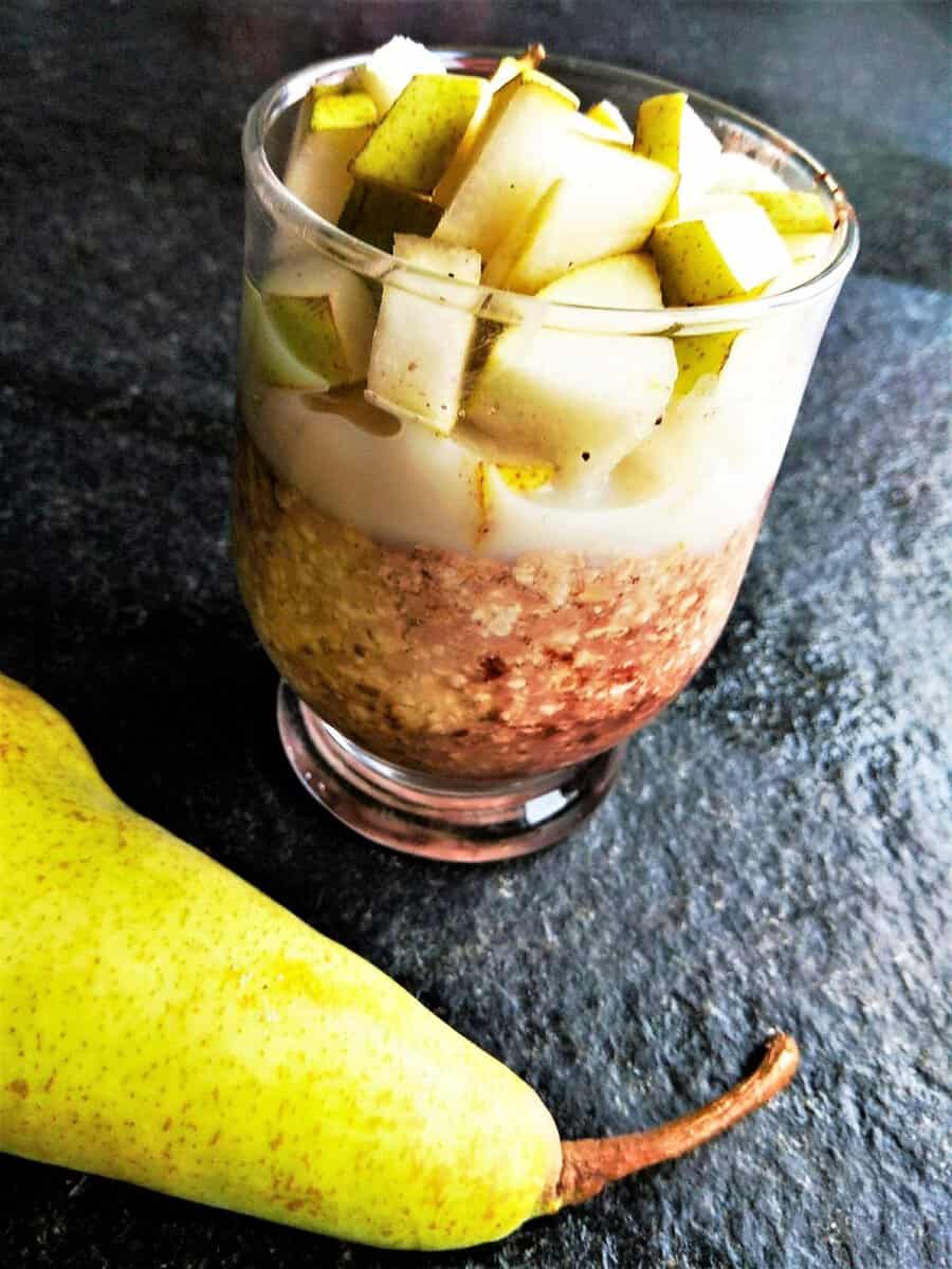 Frühstücksidee: Schokoladige Overnight Oats mit Birne - Puddingklecks