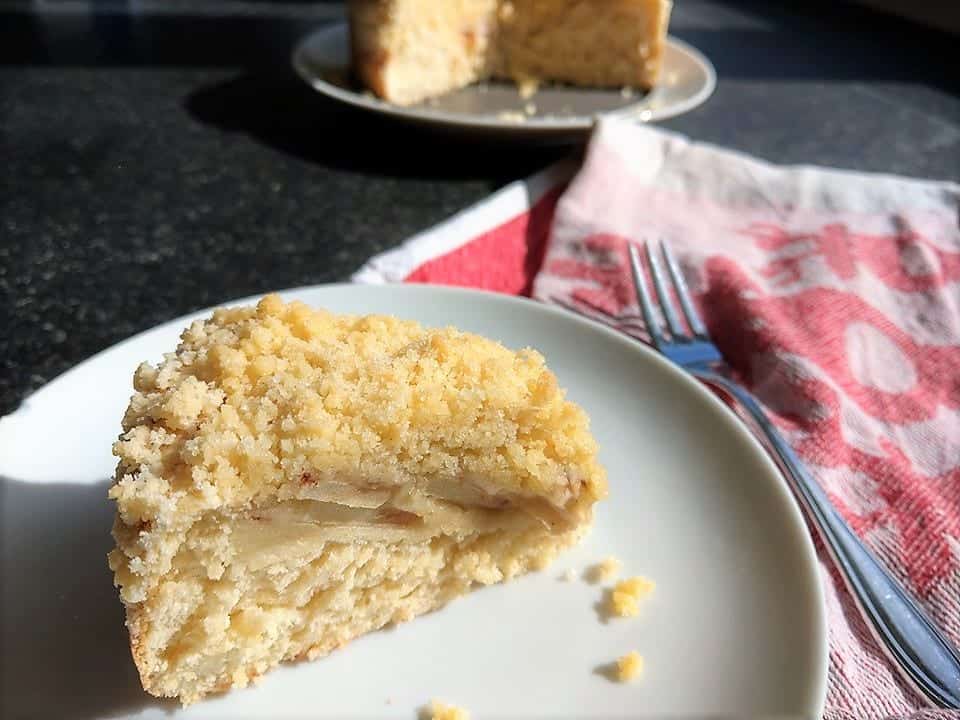 Ein simples Rezept für Streuselkuchen mit Äpfeln. Als Grundlage dient ein einfacher Hefeteig. Durch die kleine Springform ist der Kuchen perfekt für den kleinen Familienkreis geeignet.