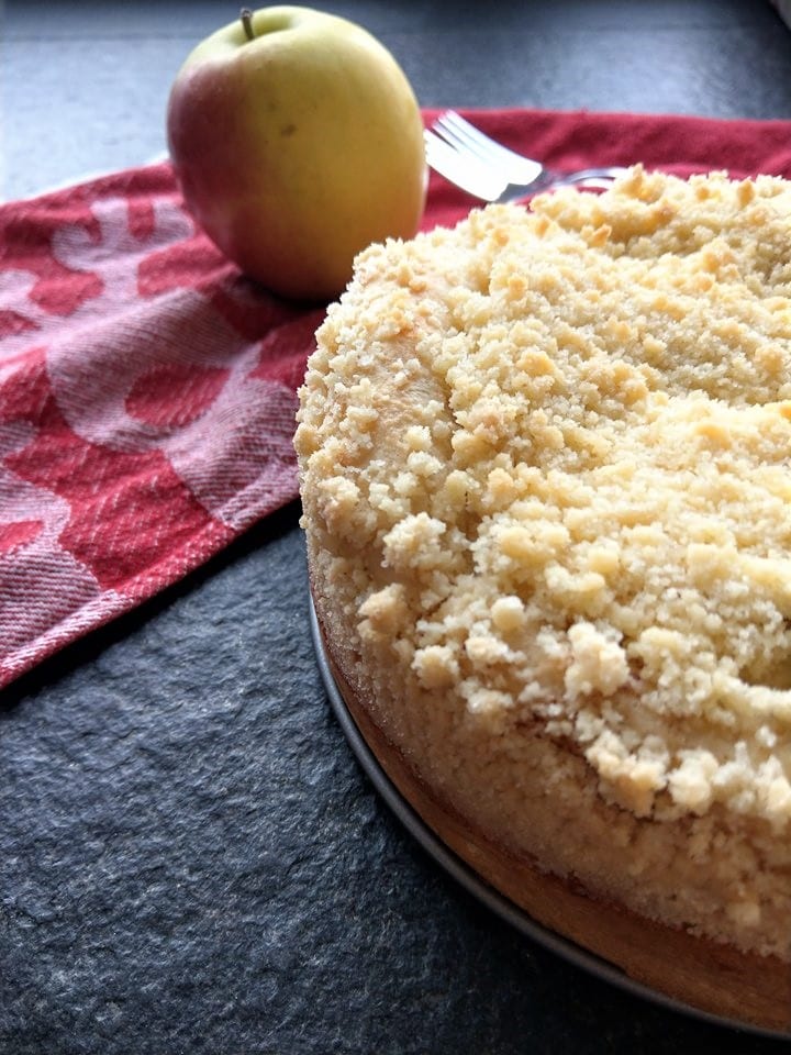 Ein simples Rezept für Streuselkuchen mit Äpfeln. Als Grundlage dient ein einfacher Hefeteig. Durch die kleine Springform ist der Kuchen perfekt für den kleinen Familienkreis geeignet.