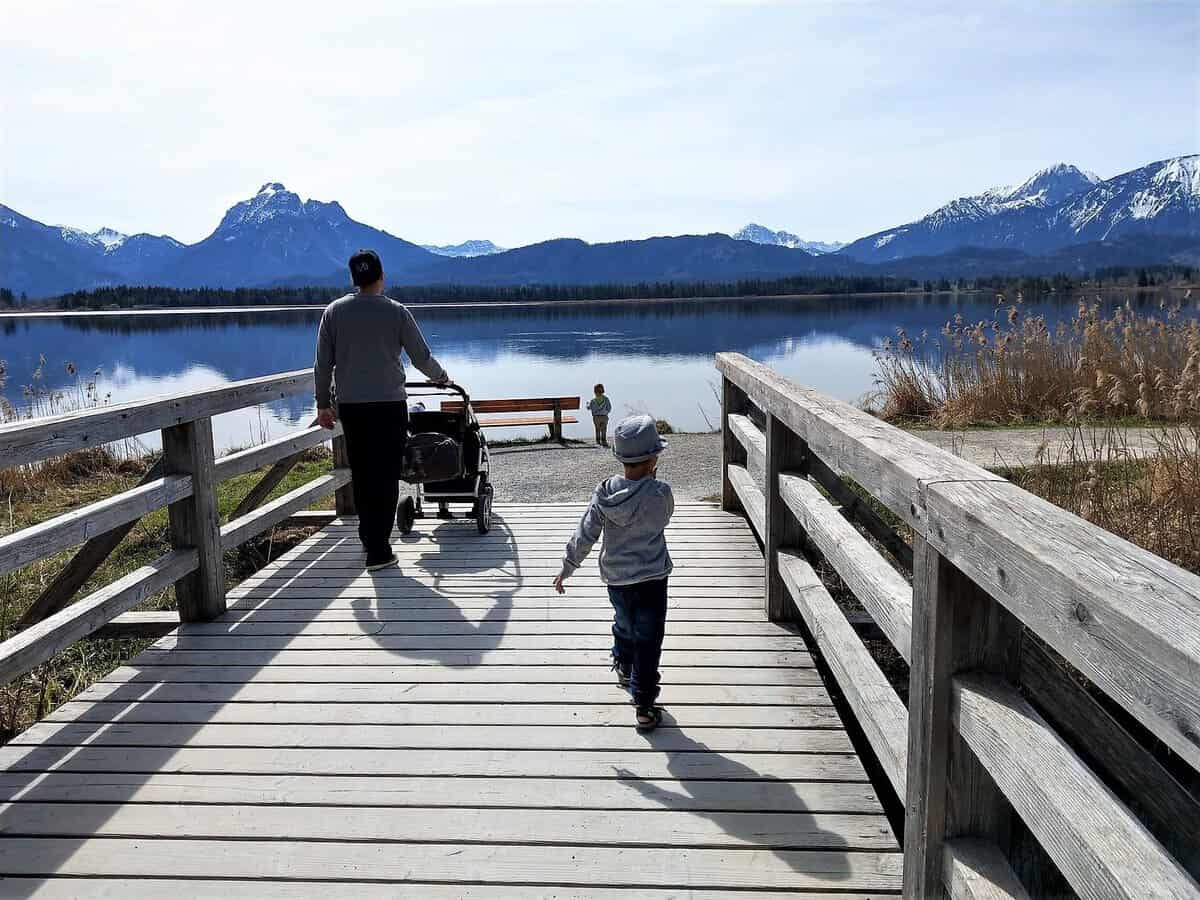 Gerade für kleine Entdecker und wenig Geld ist der Hopfensee im Allgäu ein richtig tolles  Ausflugsziel. Füssen und Umgebung hat eben mehr zu bieten, als das Disneyschloss und es lohnt sich definitiv, auch das Drumherum näher zu betrachten.