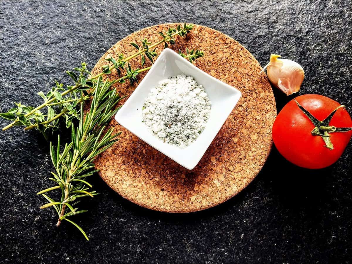 Ich habe vor kurzem Pizzasalz gemacht. Damit muss ich nämlich nicht 1000 verschiedene Tütchen und Döschen an Kräutern aus den Schränken ziehen, sondern es reicht ein Handgriff zum Schraubglas und die Tomatensoße ist gewürzt.