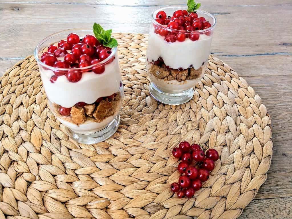 Schichtdessert mit Cappuccinocreme und Johannisbeeren - süß, sauer ... Schichtdessert mit Cappuccinocreme und Johannisbeeren - süß, sauer ...