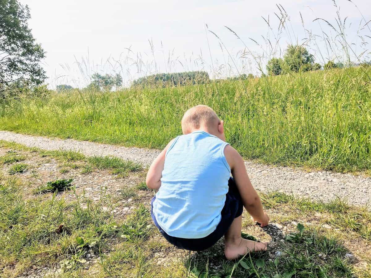 Wir sind frei. Es gibt (fast) keine Windeln mehr, kein Wickeln auf der Autorückbank, keine braune Ladung vom Hintern kratzen mehr. Der Frosch geht aufs Klo. Ganz freiwillig. Wie es dazu kam, dass dieser kleine Mann mit knapp drei Jahren auf die Windel verzichten und windelfrei sein wollte, das mag ich nun erzählen.