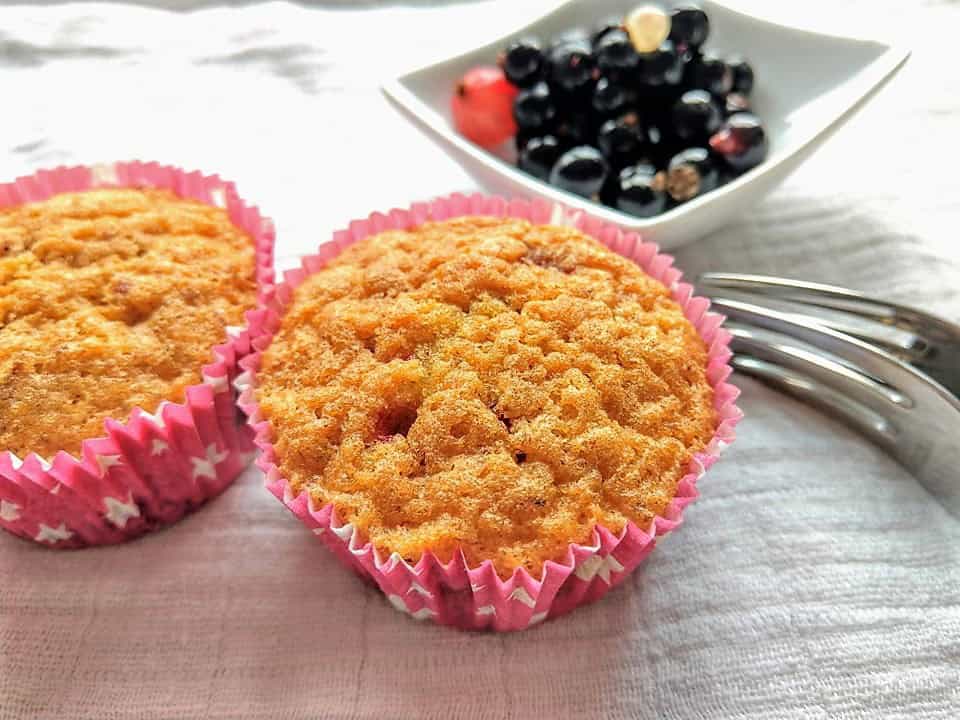 Diese schnellen Muffins mit Johannisbeeren gehen kinderleicht, brauchen keine exotischen Zutaten und schmecken einfach nur lecker. Und wer kein Verfechter für Johannisbeeren ist, der kann diese beliebig durch andere Beeren austauschen. Kleine Naschereien zum Nachbacken.