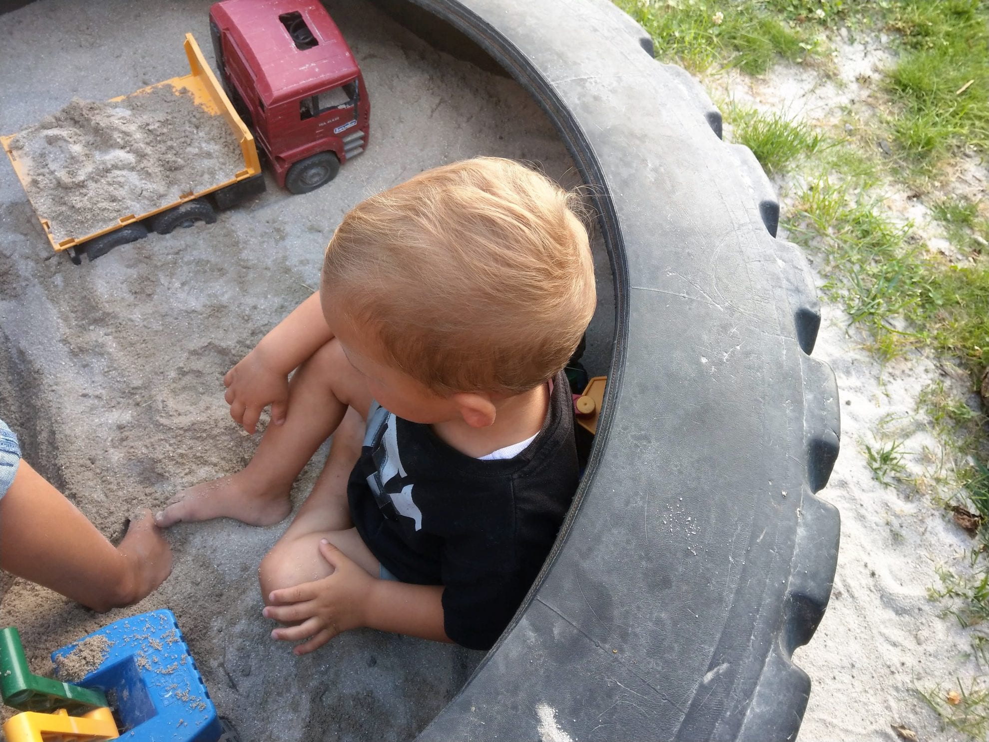 Der Sandkasten aus einem alten Traktorreifen kam auch wieder zum Einsatz. Ein günstiger und individueller Sandkasten, den nicht nur die Jungs lieben.