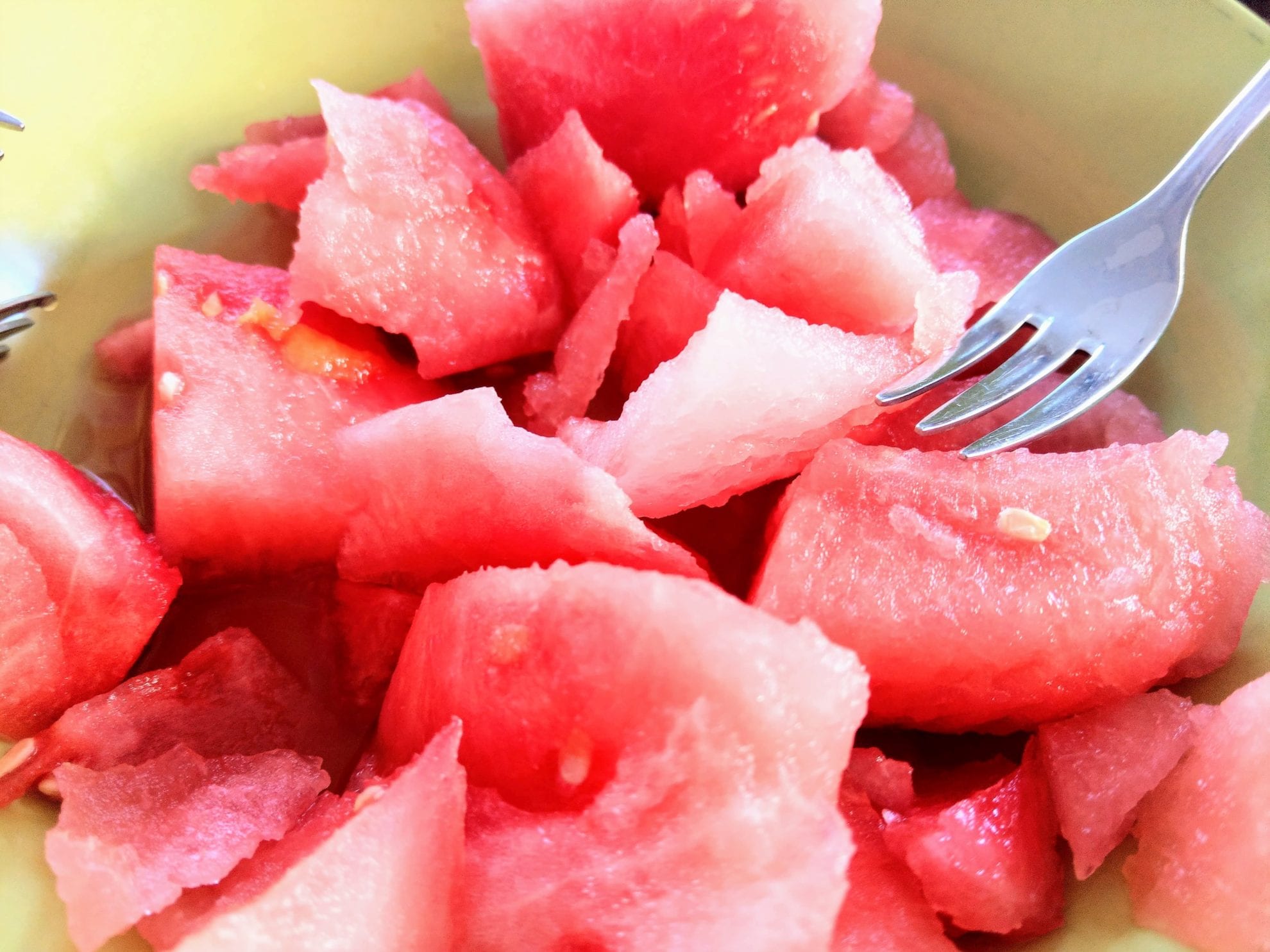 Wir sind absolute Melonenliebhaber. Deshalb essen wir sie, solange es geht. Saftige Wassermelone in mundgerechten Stücken für das 12 von 12 im August 2018 von Puddingklecks.de