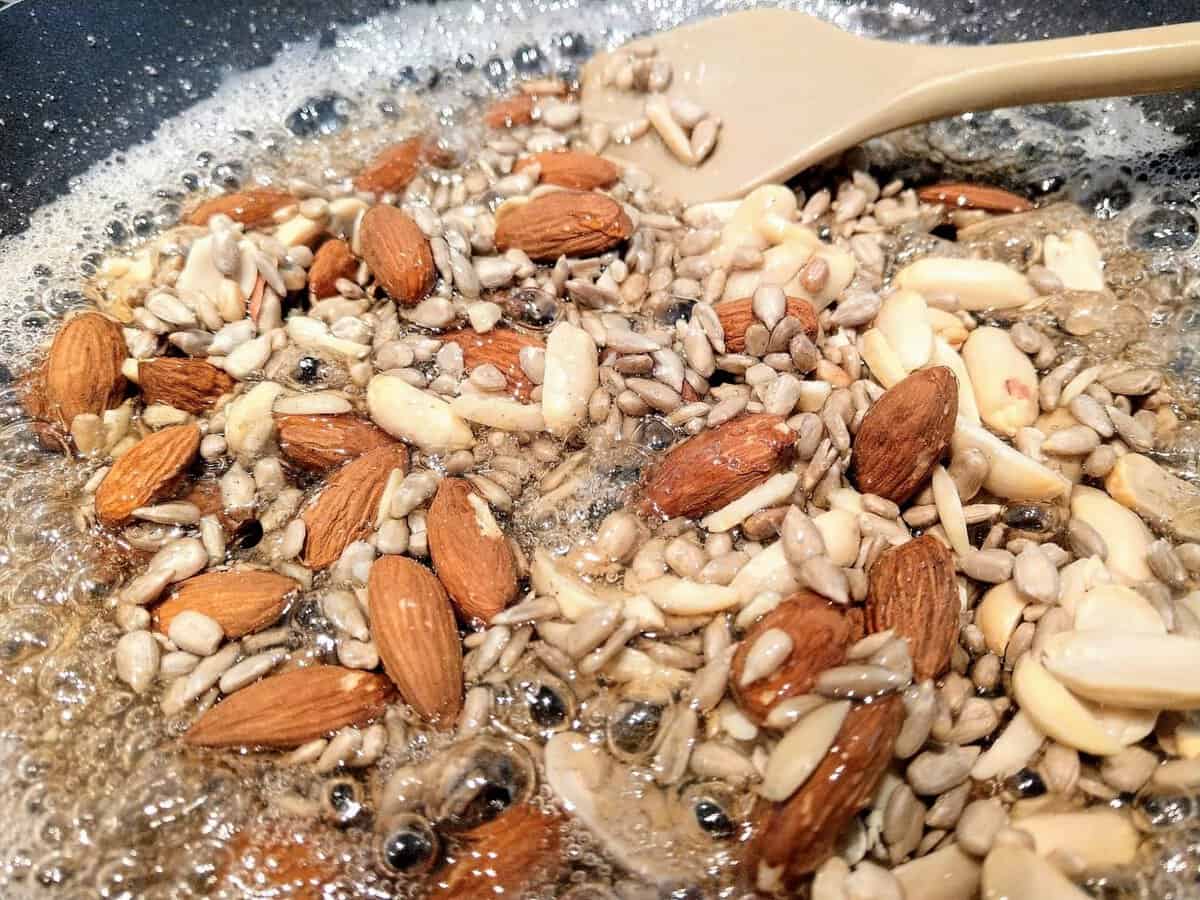 Milchreis mit Marillen und karamellisierten Nüssen // ein ...