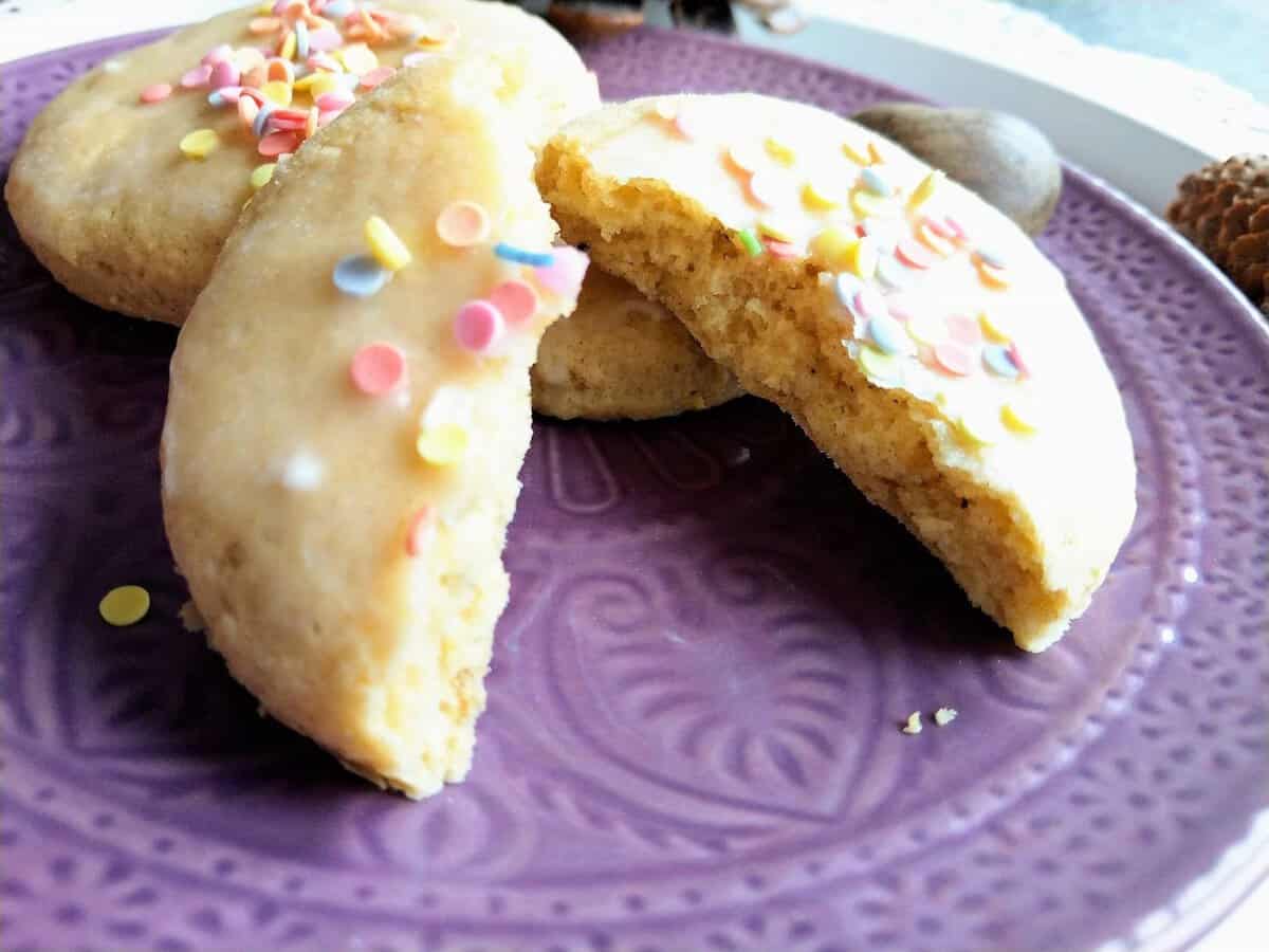 Sankt Martin feiern und Martinstaler backen. Ein einfaches Rezept mit Quarkölteig, um den Kindern teilen und Nächstenliebe näher zu bringen.