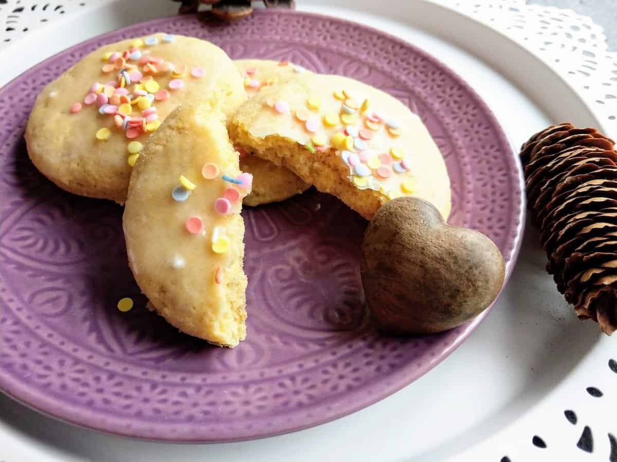 Sankt Martin feiern und Martinstaler backen. Ein einfaches Rezept mit Quarkölteig, um den Kindern teilen und Nächstenliebe näher zu bringen.