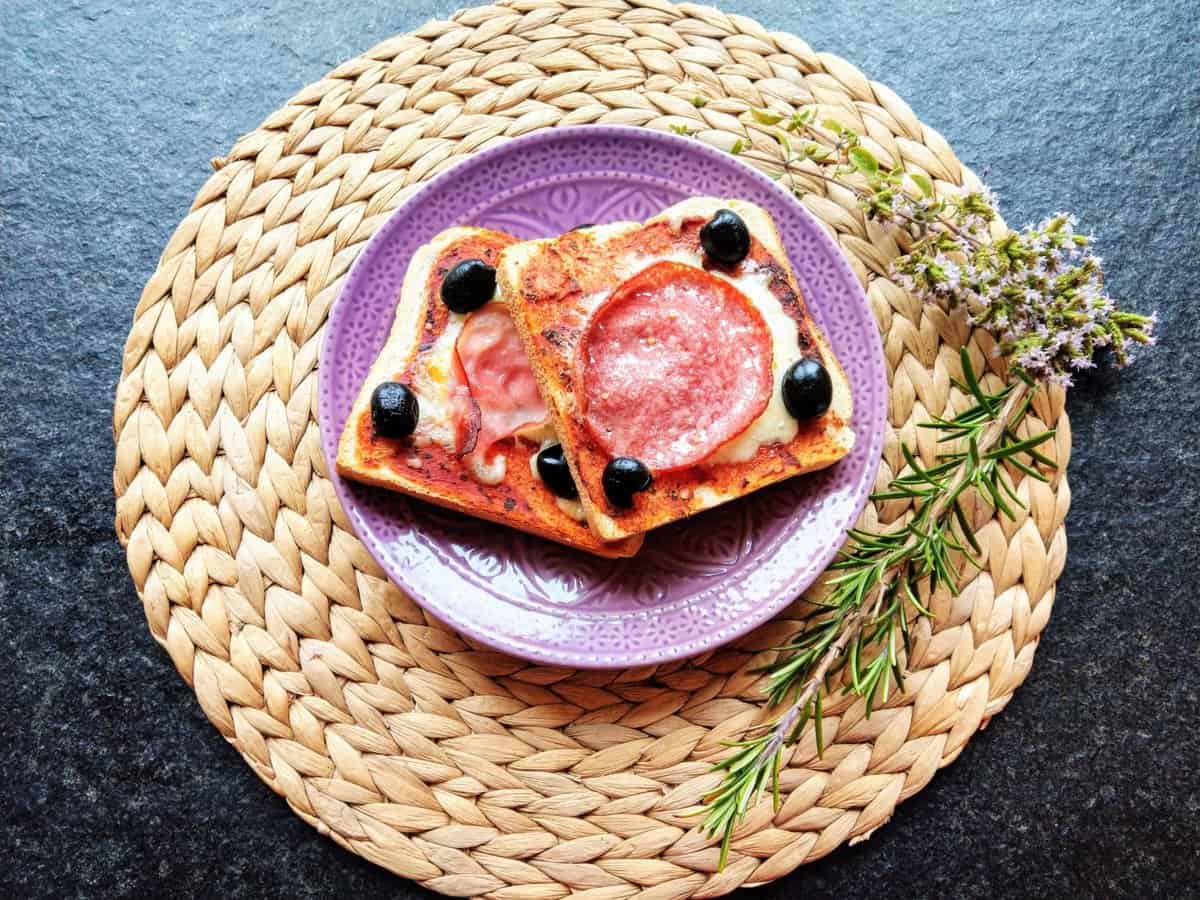 Pizzatoast mit Tomatensoße, ein simples Rezept: perfekt als Partysnack, als Mittagessen oder einfach nur so. Im Großfamilienblog auf puddingklecks.de