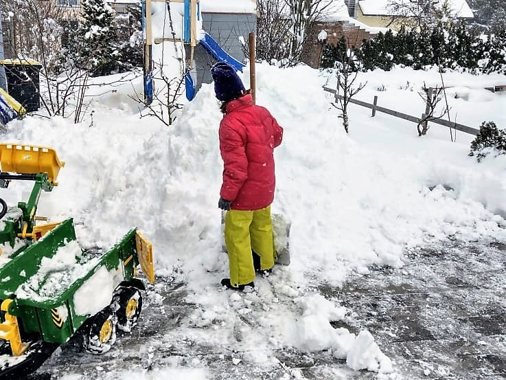 Unser 12 von 12 im Januar 2019 ist geprägt von Schnee. Hier ist alles weiß und die Kinder versuchen sich an einem Iglu. 12 Bilder von unserem Tag.