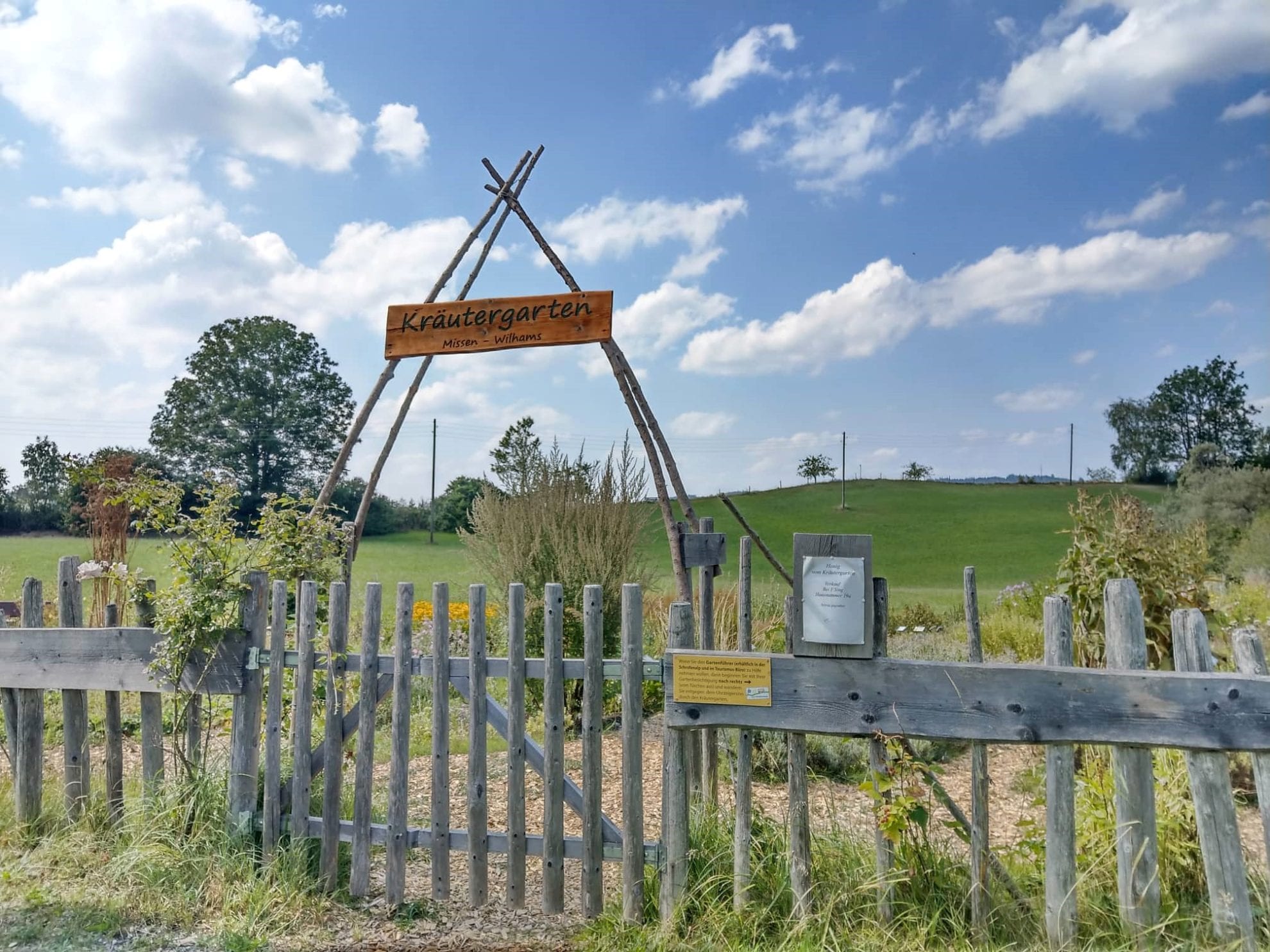 Wandern im Allgäu auf dem Carl-Hirnbeinweg: Kraeutergarten