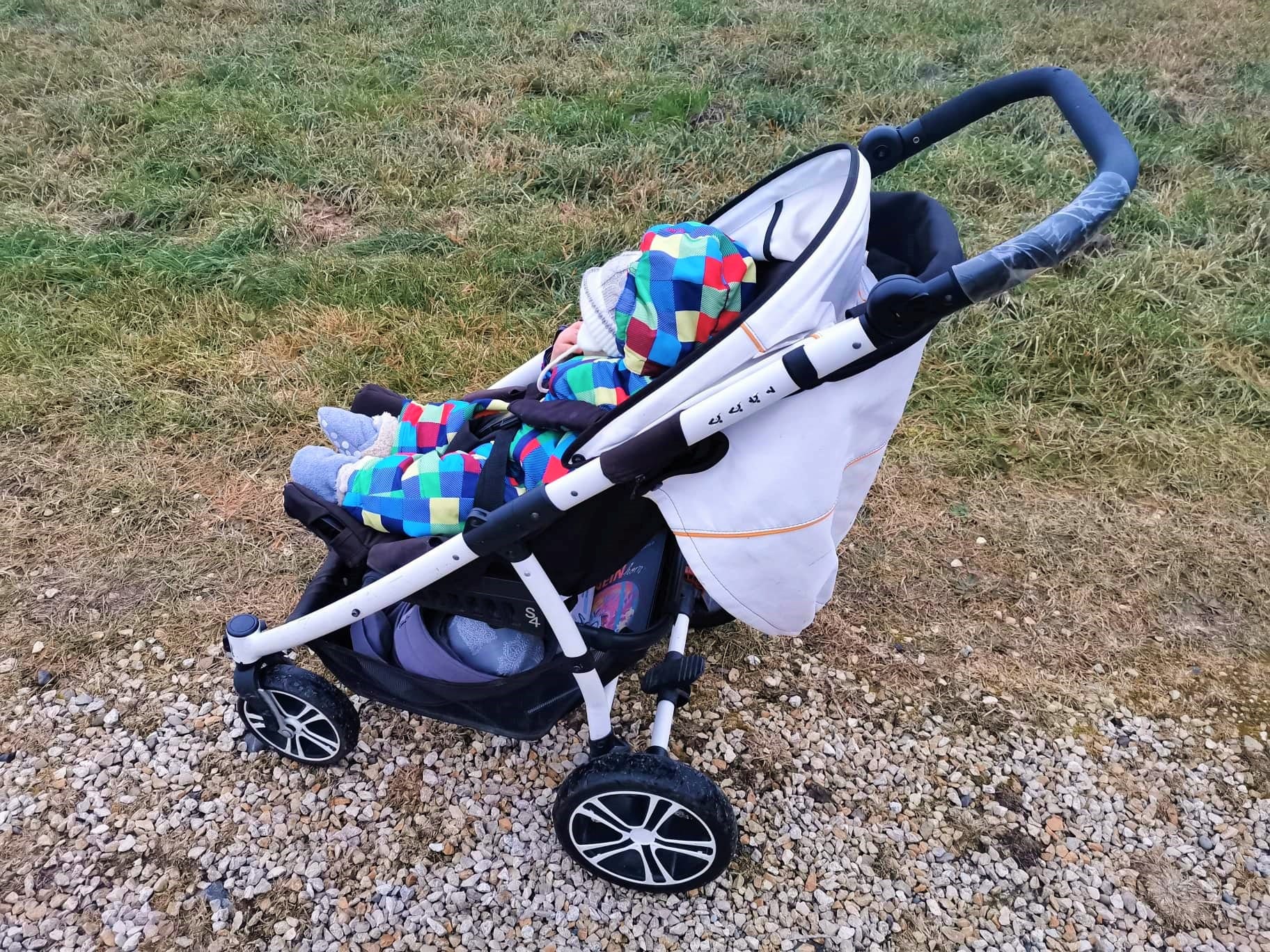 Kinderwagen Buggy von Gesslein mit Baby acht Monate alt auf Puddingklecks. dem Mamablog