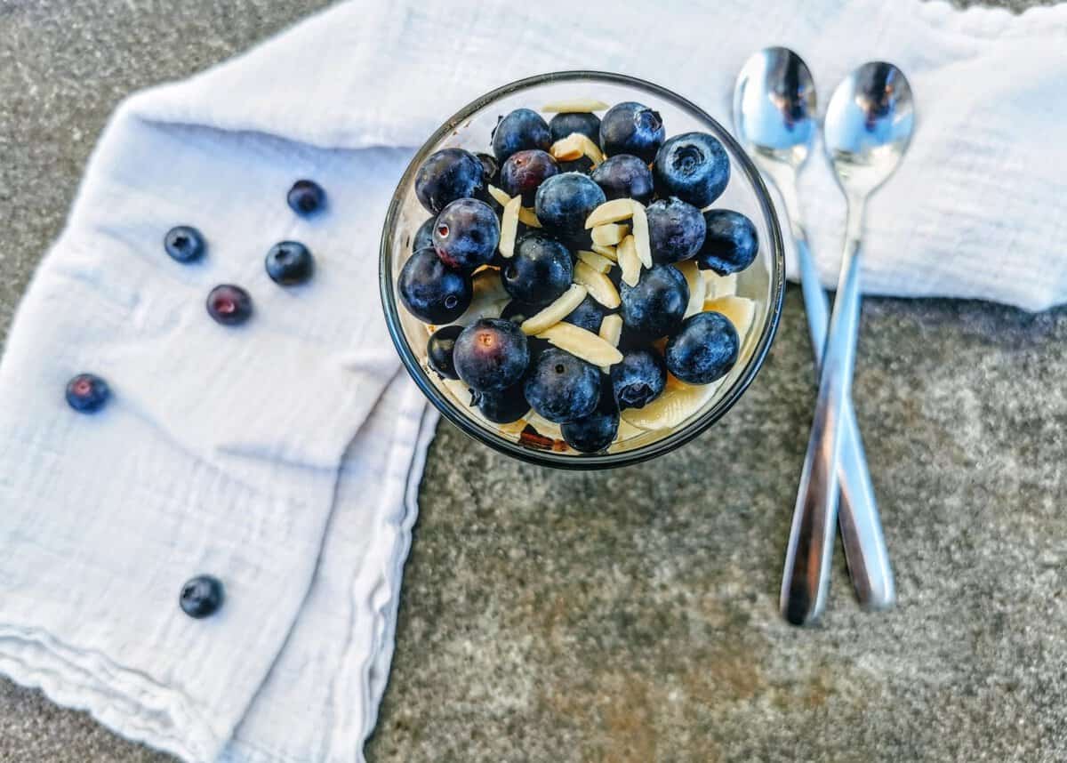 Schokoladige Overnight Oats: ein veganes Rezept ohne Zucker - perfekt für eine bewusste Ernährung oder Gewichtsreduktion