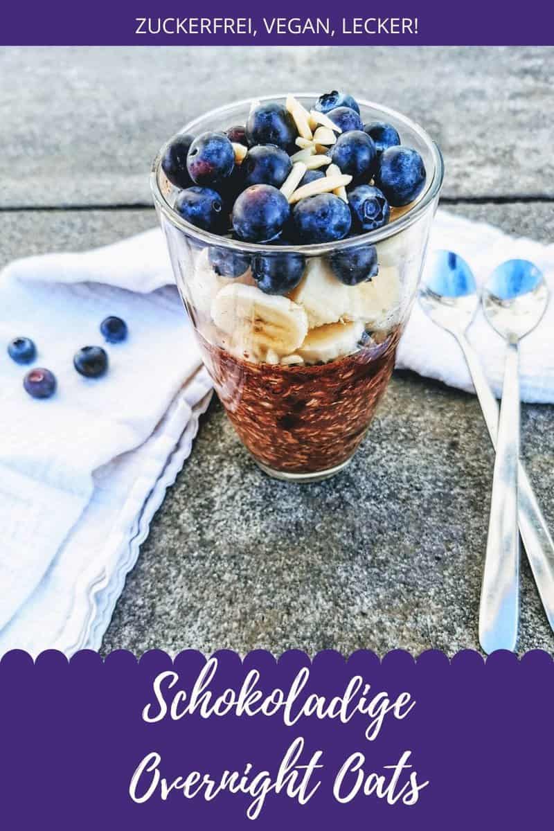 Rezeptidee: schokoladige Overnight Oats mit Mandeln, Banane und Heidelbeeren auf Puddingklecks