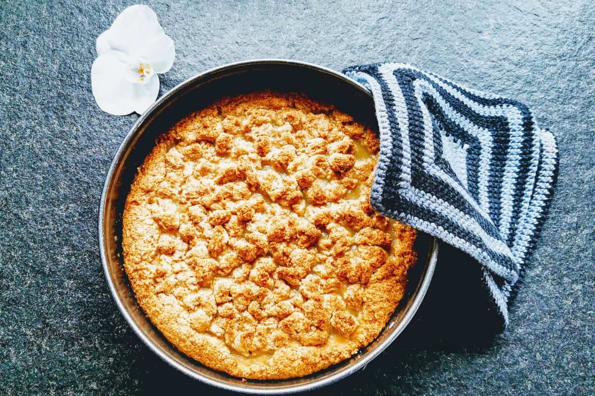 Streuselkuchen mit Apfelmus - ein simples Rezept, das Kinder wunderbar eigenständig backen können. Schnell, ohne Ei und mit Vollkornmehl bei Puddingklecks