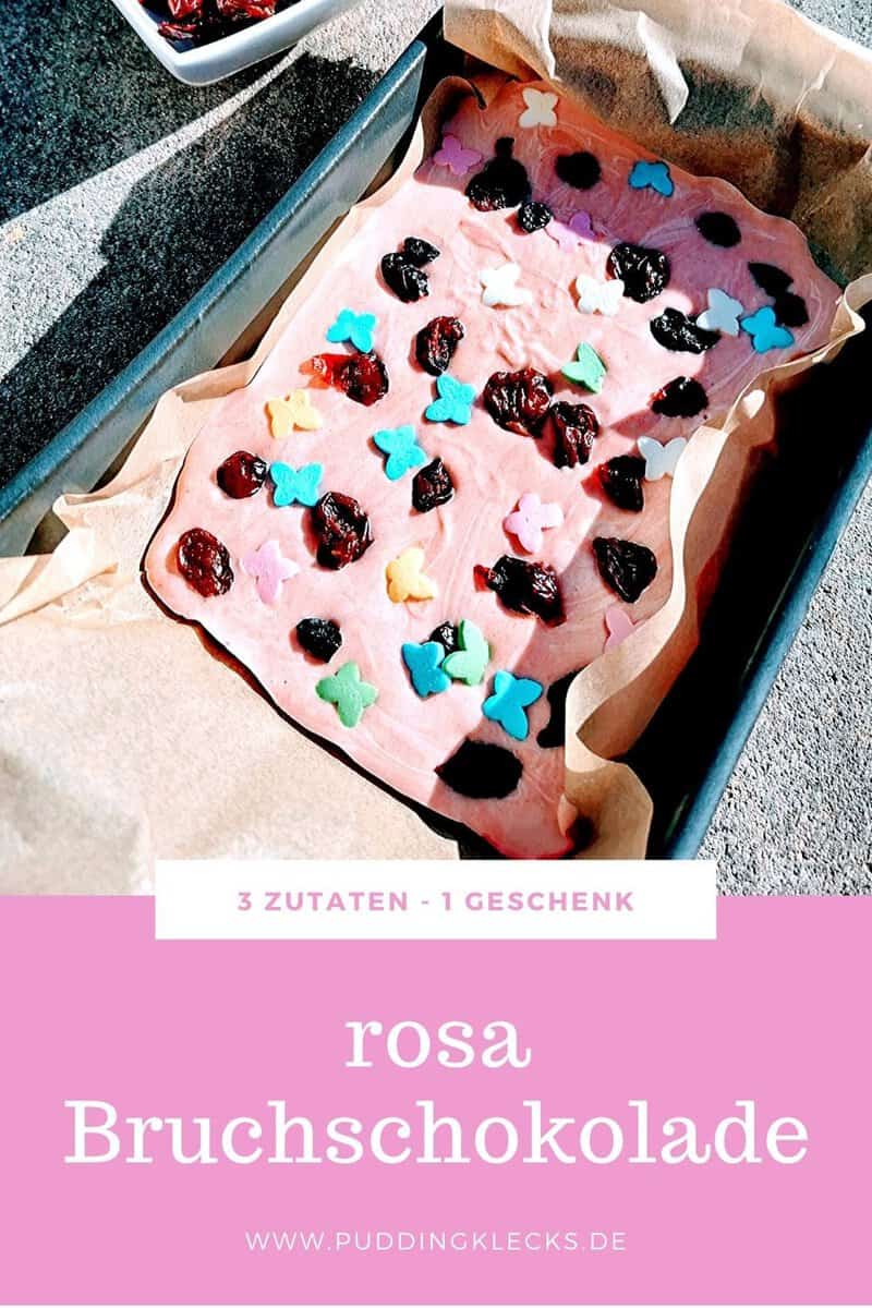 Rosa Bruchschokolade ist das ideale Geschenk aus der Küche, um anderen eine Freude zu bereiten. Ein Geschenk aus nur drei Zutaten auf Puddingklecks, dem Großfamilienblog mit Herz