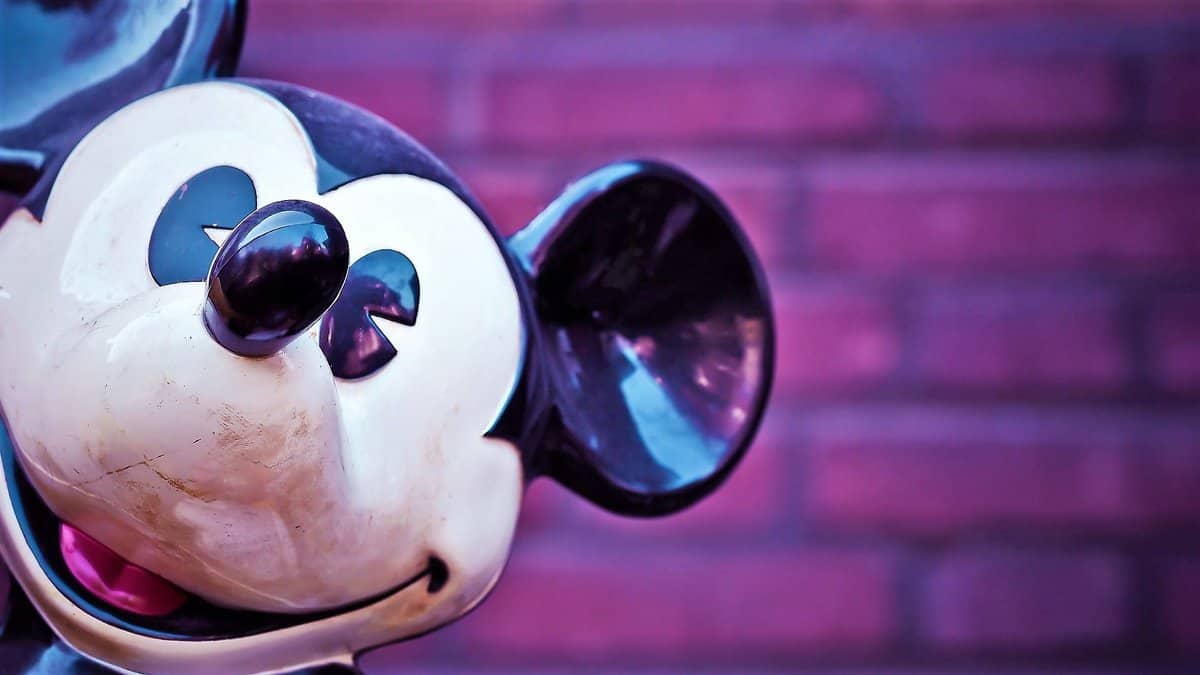 Lohnt sich DIsney Plus als Familie? Ein ehrliches Fazit aus der Corona Ausgangssperre von Julie auf Puddingklecks, nachdem sie mit ihrer Großfamilie Disney+ getestet hat.