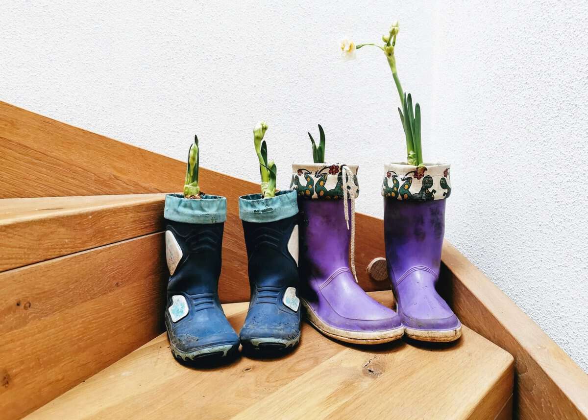 Gummistiefel Upcycling: mit Blumen bepflanzen und ein zweites Leben schenken. Ein einfaches DIY zum Basteln mit Kindern auf Puddingklecks