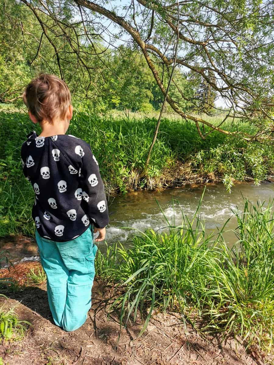 Der Bachlauf im Naturlehrgarten vom Walderlebnispfad lädt zum Verweilen ein