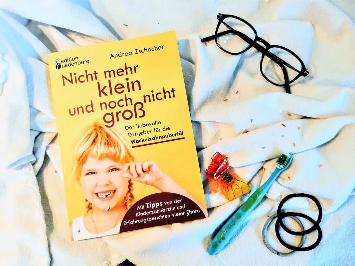 Dein Kind ist zwischen 5 und 8 und launenhaft? Dann steckt es sicher mitten in der Wackelzahnpubertät. Ich stelle dir hier den Ratgeber " Nicht mehr klein und noch nicht groß " vor, der dich liebevoll durch diese Zeit begleitet.