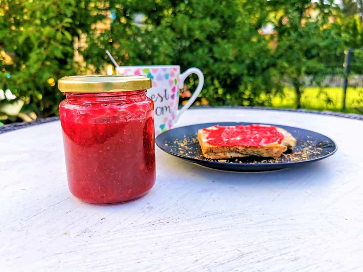 Du hast Unmengen an Johannisbeeren und weißt nicht, wohin? Dann probiere einfach diese leckere Johannisbeermarmelade mit weißer Schokolade! Es lohnt sich!