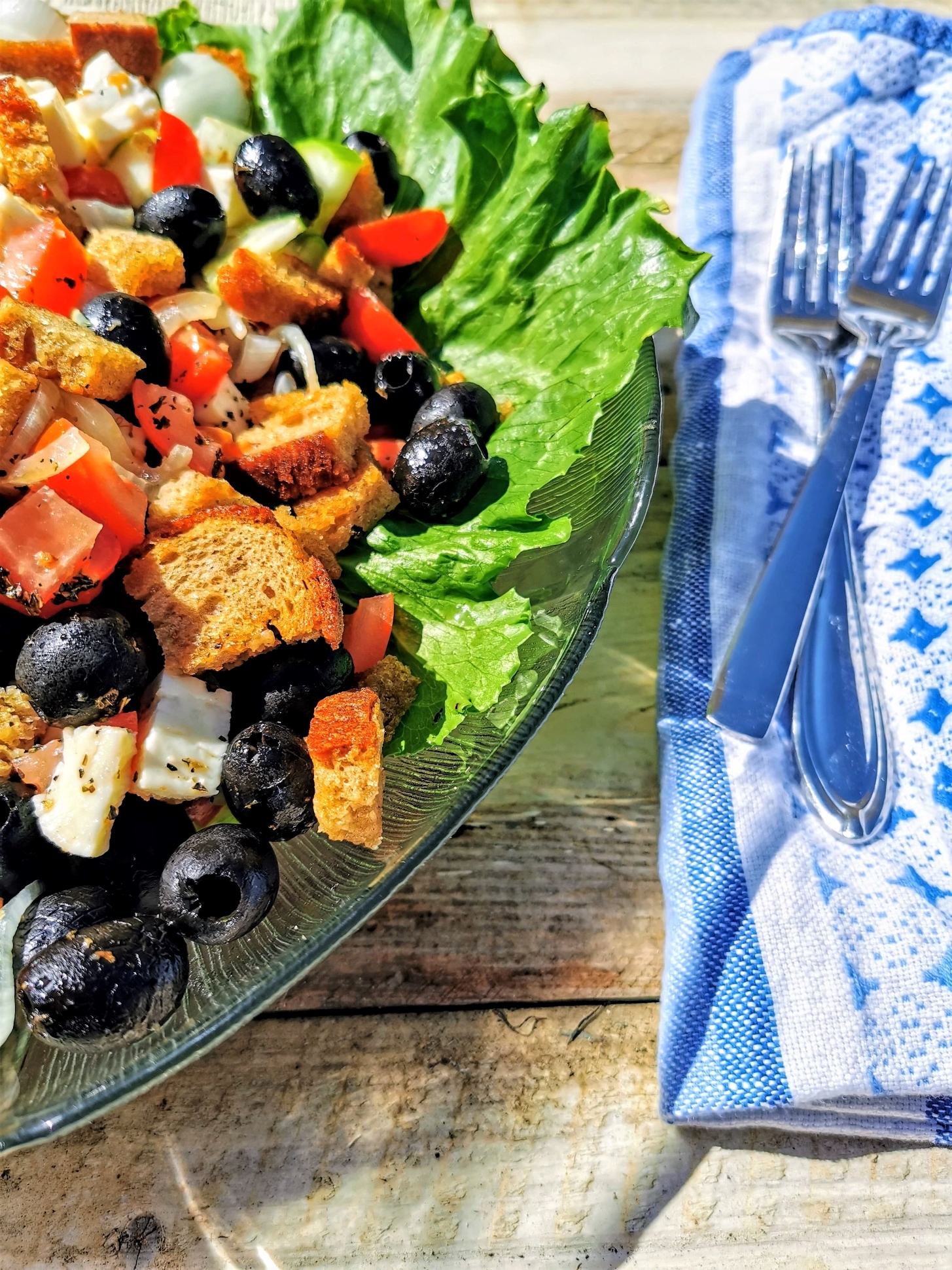 Brotsalat - ein leckerer Salat für den Sommer mit Oliven, Tomaten und Käse