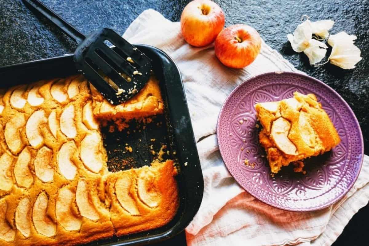 Saftiger Apfelkuchen vom Blech - ein tolles Backrezept, das immer gelingt. Dieser Blechkuchen ist ein Gedicht.