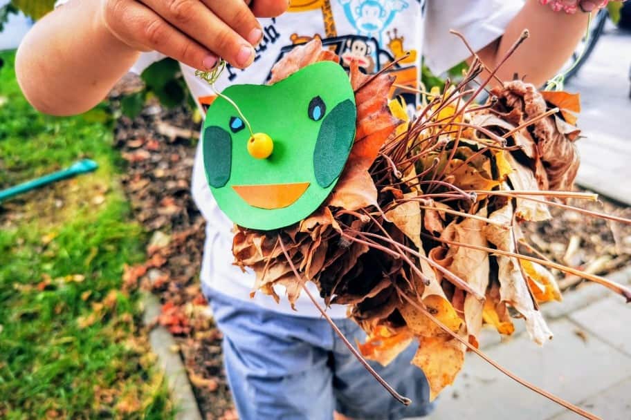 Raupe Nimmersatt aus Laub basteln - ein leichtes DIY für Kinder aus Naturmaterialien