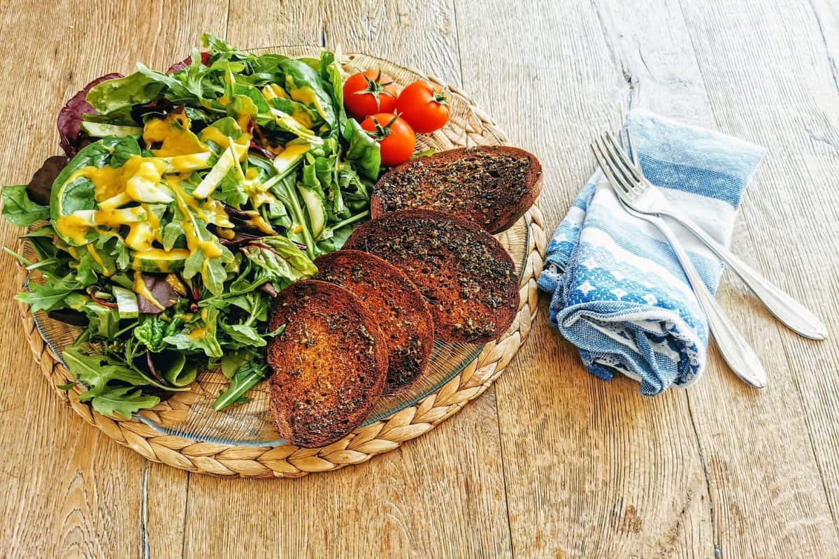 Du hast altes Brot übrig? Dann versuche doch mein Rezept für mediterranes Ofenbrot. Dieses Knusperbrot ist vegan und die perfekte Beilage zu allem.