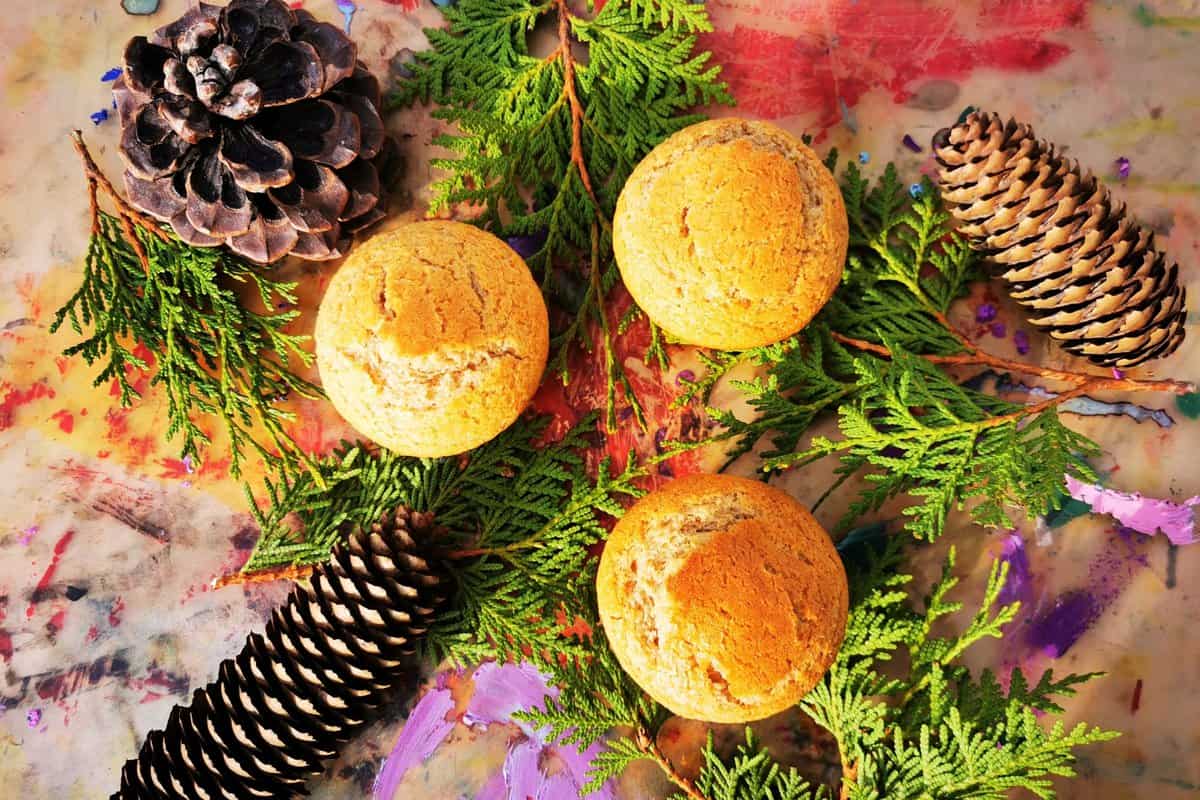 Leckere und kinderleichte Gewürzmuffins. Ein weihnachtliches Rezept, das in Tassen und Löffeln abgewogen wird, ganz ohne Waage. Perfekt für Kinderhände. #backen #rezept #backrezept #weihnachten #advent #muffins