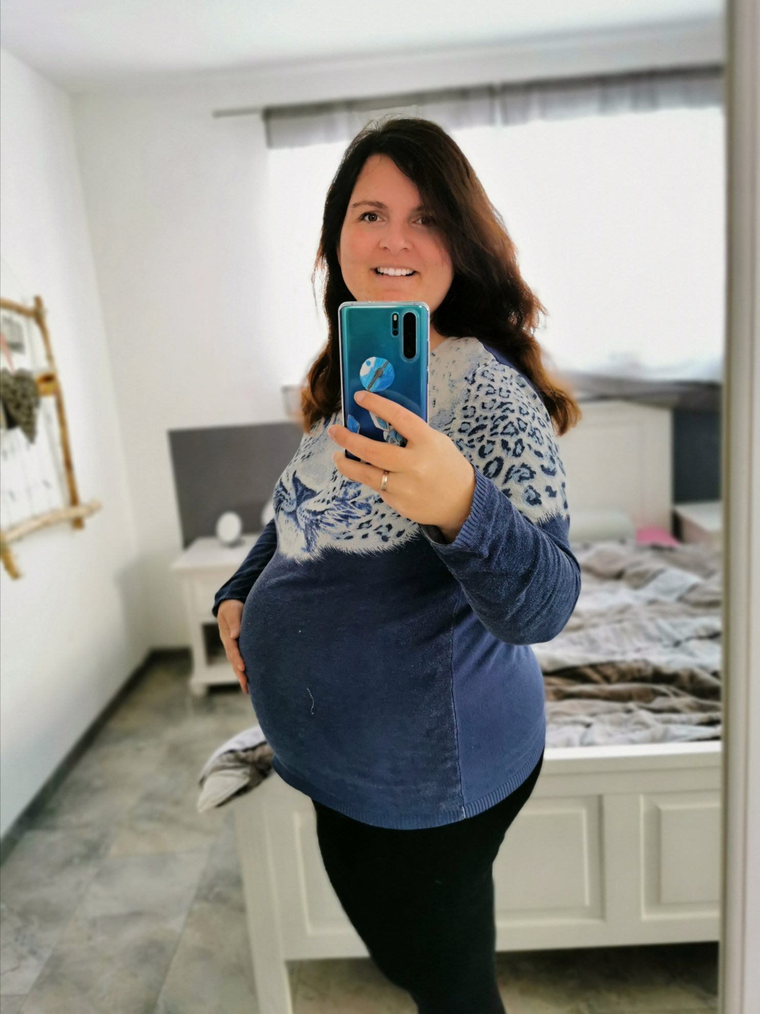 18 Wochen schwanger mit dem 6. Kind. Babybauch bei Übergewicht
